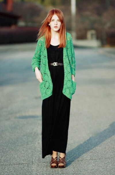 绿色外套+黑色连衣长裙