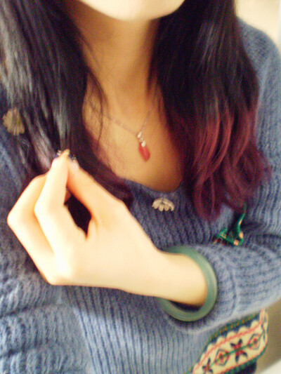 5.3 渐变发色+红纹石项链+翡翠手镯+领口小雏菊。这个镯子真心感觉像染色的啊... 难道不是么，难道不是么... 不过颜色很漂亮的，还蛮喜欢。
