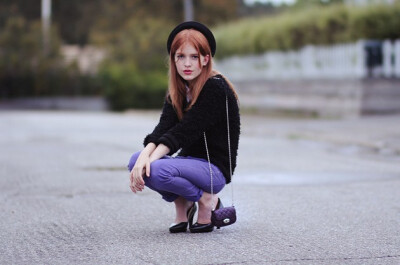 黑色上衣+紫色牛仔裤+高跟鞋