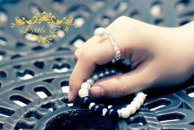 戒指盒手链哦~http://item.taobao.com/item.htm?spm=a1z10.3.w4002-6418521892.83.UWxLWi&amp;amp;id=38100841535