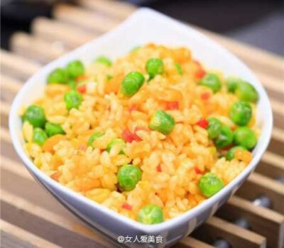 【金裹银蛋炒饭】1.将胡萝卜切小粒、葱切末；2.鸡蛋打入米饭中，搅拌均匀；3.锅内做油煸香葱末，倒入蔬菜粒翻炒；4.将泡入鸡蛋的米饭倒入锅内同鸡蛋一起翻炒；5.将米饭炒至干爽，直至米饭一粒粒在锅内跳动；6.加盐、…