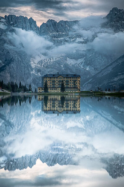 Grand Hotel Misurina in Italy。米苏里娜大酒店位于奥龙佐迪卡多雷（卡多雷），区域景点包括Golf Club Cortina、奥林匹克冰上运动场和德卢塞山口滑雪缆车。区域其他景点包括科蒂纳丹佩佐滑雪场和奥龙佐冬季乐园。其…