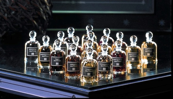 Serge Lutens 只在巴黎资生堂沙龙Les Salons du Palaris Royal Shiseido销售的独家香水FLACONS DE TABLES（巴黎限定系列，规格75ml，俗称为吊钟系列），瓶子则是华丽的钟型瓶子。吊钟瓶每年都会有一款独家香水会成为限定出口香水（方瓶）