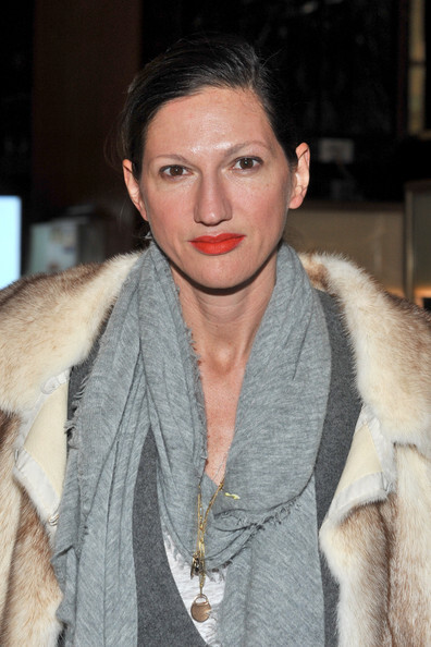 J.CREW品牌总裁Jenna Lyons，灰色围巾搭配建议，选择这种明亮度高的灰色，会衬的肤色很好看哦