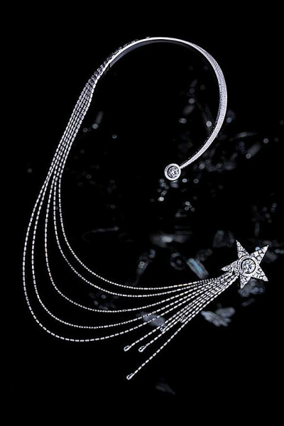 香奈儿“1932”顶级珠宝系列是为致献嘉柏丽尔-香奈儿创作于1932年的“Bijoux de Diamants”钻石珠宝系列问世80周年而特别设计。