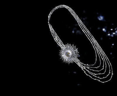 香奈儿“1932”顶级珠宝系列是为致献嘉柏丽尔-香奈儿创作于1932年的“Bijoux de Diamants”钻石珠宝系列问世80周年而特别设计。