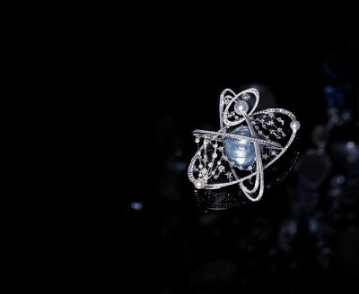 香奈儿“1932”顶级珠宝系列是为致献嘉柏丽尔-香奈儿创作于1932年的“Bijoux de Diamants”钻石珠宝系列问世80周年而特别设计。