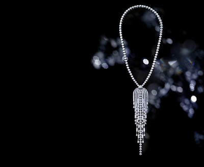 香奈儿“1932”顶级珠宝系列是为致献嘉柏丽尔-香奈儿创作于1932年的“Bijoux de Diamants”钻石珠宝系列问世80周年而特别设计。