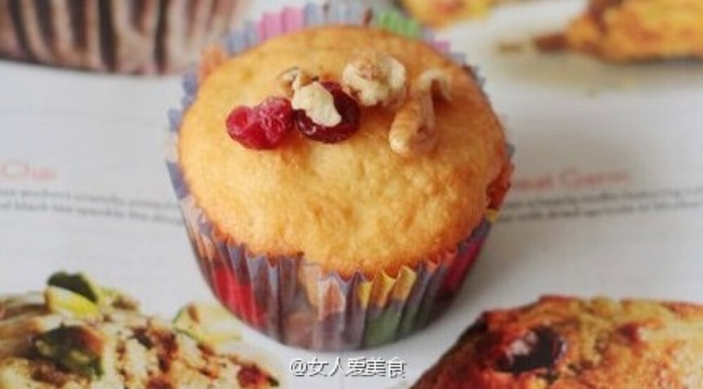 【酸奶油杯子蛋糕Sour Cream Muffin】1.黄油加糖打发，加入鸡蛋，搅匀2.加入过筛的粉类，搅匀3.将内馅材料一起加入碗中，搅匀4.先勺一半的蛋糕糊放入纸膜中5.然后加入一小勺内馅，然后再加入蛋糕糊6.入烤箱即可。