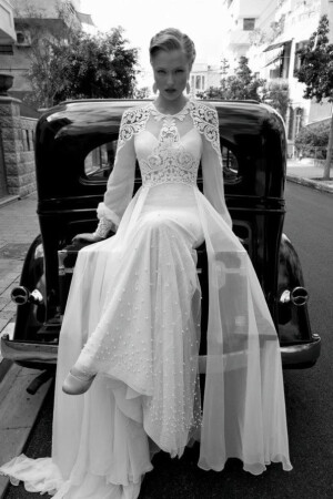 Homage to the Sizzling 1920s by Galia Lahav 2012。Galia Lahav2012春夏好莱坞复古唯美婚纱，本系列婚纱不仅仅具有好莱坞式的复古气质，同时也具有现代时尚的精髓理念。大片采用黑白色调的表现手法，无论是在室内或是室外，都带给我们恬淡宁静的幸福感。