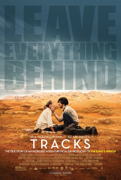 沙漠驼影 Tracks (2013) 传记 影片根据Robyn Davidson所著自传体畅销书《轨迹》改编，讲述了一名女子实现渴望已久的追逐荒野大漠的梦想，独自一人在四只骆驼和一条忠诚的狗的陪伴下穿越澳大利亚沙漠的故事。她从悉尼出发到艾丽斯斯普林斯，独自展开一场横越澳洲的千里沙漠之行，最后抵达澳洲西海岸，影片记述了这段旅程，演绎了一段动人心魄的传奇旅程、一曲跌宕起伏的沙漠恋歌