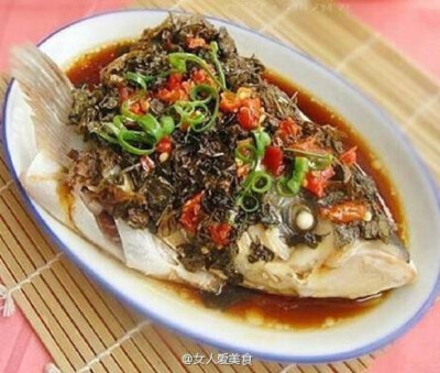 【紫苏蒸鱼】1.盘底铺上葱段，将鱼头抹上盐,淋上料酒放在葱段上，再把剁椒和紫苏放上；2.放入开水锅里,大火蒸15分钟；3.出锅后淋上酱油、浇上热油,放葱丝装饰一下。