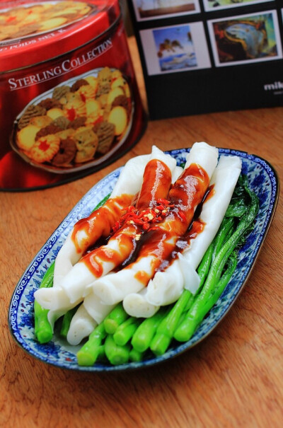 我的爱如一汪清泉.纯净透明.可照心扉.他并不是我意念中的那汪泉.他的世界蝴蝶飞飞.莺莺雁雁.我害怕自己也变成千万蝴蝶中的一只.我害怕将自己丢失。