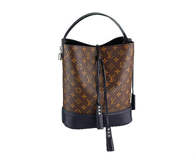 路易威登Louis Vuitton 2014春夏配饰系列是Marc Jacob在该品牌的收官之作，他选择以全黑与大家告别。Louis Vuitton以擅长以上等皮质制作配饰闻名时尚界，今年该品牌的水桶包一推出立即成为时尚界的大热包款。无论是…