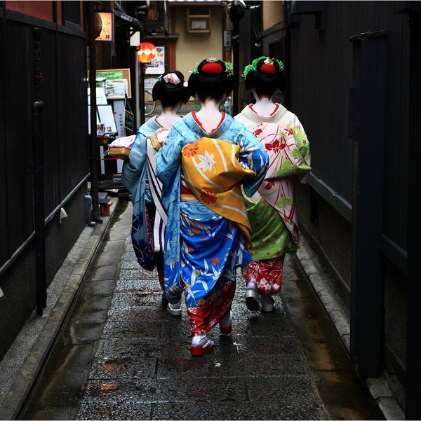 和服，日本民族传统之服，带着中国的古风走在世界时尚服饰的顶端。美在自重端庄，注重细节。