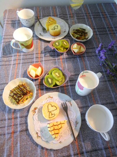 两个人的早餐~煎火腿奶酪蛋卷、大理石纹芝士蛋糕、戚风杯子蛋糕、牛奶酸奶水果