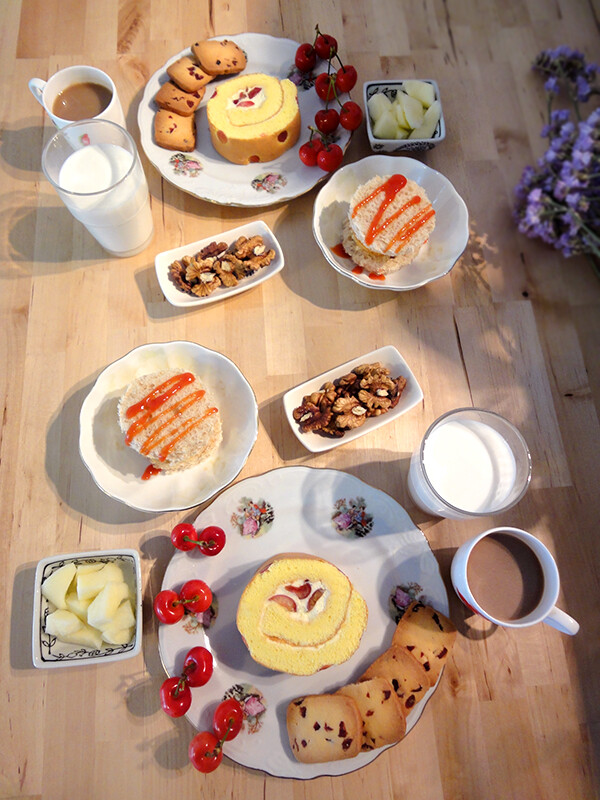两个人的早餐~芝士厚蛋三明治、牛奶、咖啡、水果+昨晚上做的樱桃蛋糕卷、蔓越莓饼干