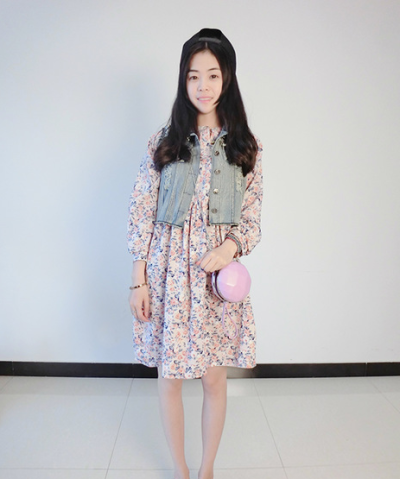 来一款小巧的一套衣衣哈~款式的韩版式娃娃款连衣裙，搭配一款洋气的小马甲