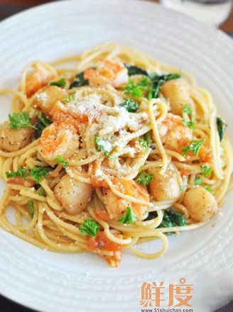 白葡萄酒海鲜意大利面 1.把西红柿头那里划上十字，放入烧开的水中煮烫个10来秒，取出去皮去籽切小块; 2.在同锅里的水加上足够多的海盐，放入意大利面用中高火煮7-8分钟; 3.将虾和带子用厨房纸擦干，在带子…