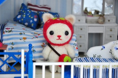 第一次做羊毛毡，丑丑的CC，还給她做了个大house。