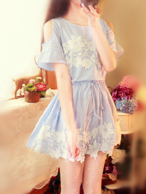 森女森林系学院风条纹刺绣贴布花连衣裙 姑凉们，链接http://shop.mogujie.com/detail/16n9syk?traceid=book_18ibli2szcw0 我也不知道为什么不能直接从网页抓取图片╮(╯_╰)╭