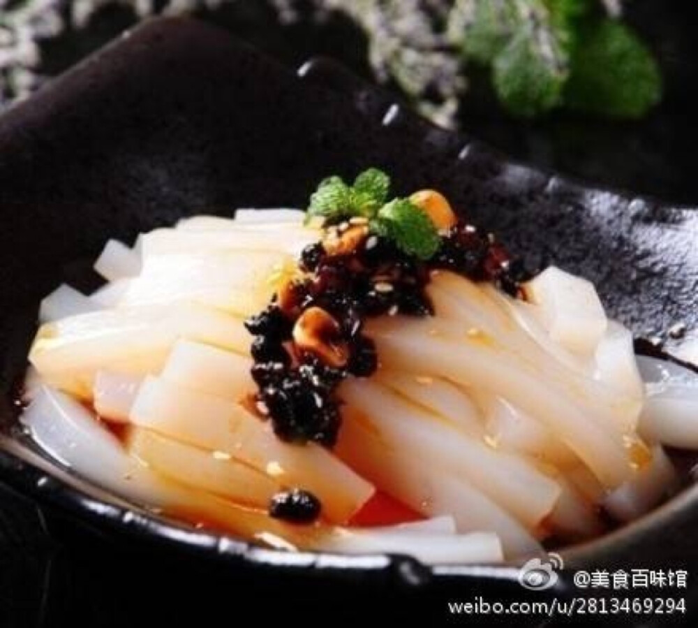 【爽口小食：川北凉粉】1．绿豆粉加水调成稀糊；2．锅内加水烧开，放入稀糊熬成稠状，取出晾凉，切成细条；3．锅内放油烧热，下入尖椒丁、盐、味精、醋、酱油、葱姜末，再加入少量水熬成酱汁；4．把酱汁浇在凉粉条上，再放入蒜末，葱末即可。