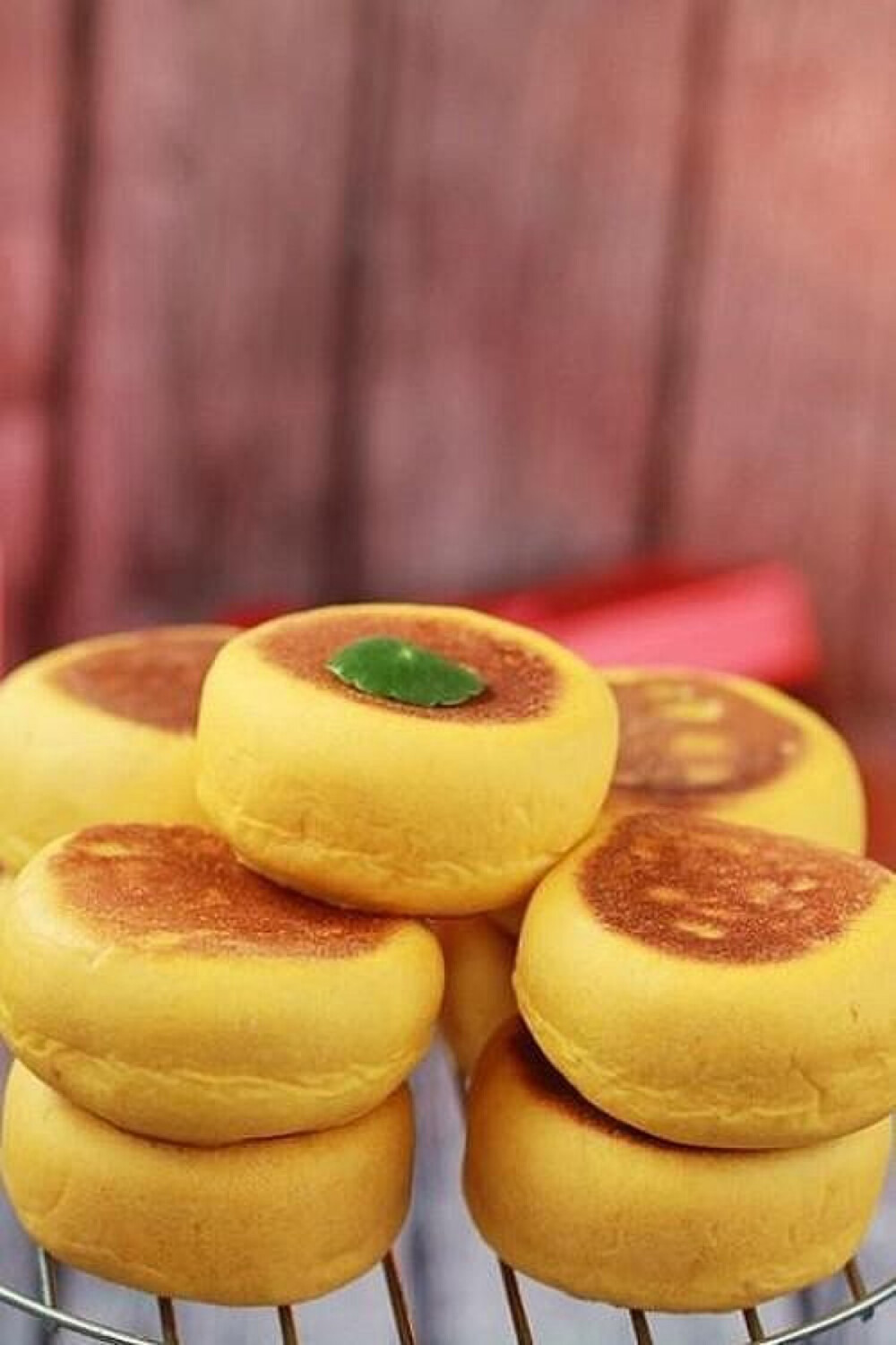 【南瓜堡】 350克南瓜去皮后切成小块放入加有冷水的锅中蒸15分钟； 蒸好的南瓜用勺子压成泥晾凉后备用； 3 400克面粉里加入5克酵母粉，20克白糖和2克盐； 4 加入300克南瓜泥，边加边和面到光滑为止； 盖上盖子或者保鲜膜让面团发到原来的两倍大；发好的面团再揉一下，把里面的气体排掉；把面团分成60克一个的小剂子，用保鲜膜盖上醒15分钟； 8 把小剂子搓圆后转成窝形后尽可能多包入红豆沙； 9 包好后封口朝下，摁扁；把摁扁的面团放入平底锅，先大火一分钟后改最最小火（一朵小火），两面各煎10分钟左右就可以出锅了 。