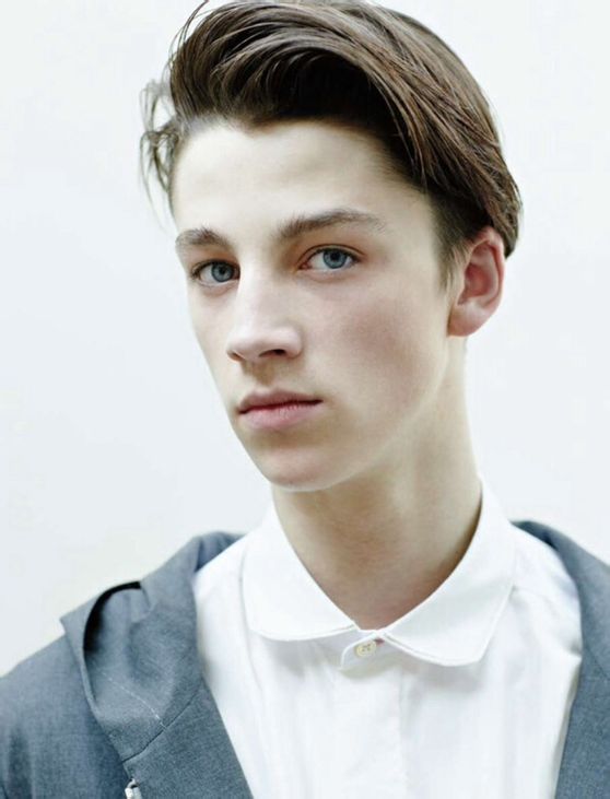 阿什·斯戴梅斯特 (Ash Stymest)，1991年7月31日出生，英国模特，《Vogue Homme》日本版创刊号的封面男孩，MANNEQUINS 乐队的鼓手。