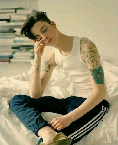 阿什·斯戴梅斯特 (Ash Stymest)，1991年7月31日出生，英国模特，《Vogue Homme》日本版创刊号的封面男孩，MANNEQUINS 乐队的鼓手。