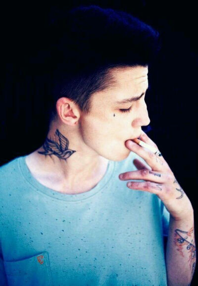 阿什·斯戴梅斯特 (Ash Stymest)，1991年7月31日出生，英国模特，《Vogue Homme》日本版创刊号的封面男孩，MANNEQUINS 乐队的鼓手。