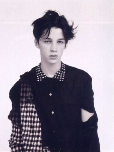 阿什·斯戴梅斯特 (Ash Stymest)，1991年7月31日出生，英国模特，《Vogue Homme》日本版创刊号的封面男孩，MANNEQUINS 乐队的鼓手。