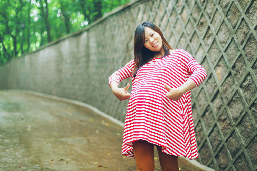  洗漱完，觉得现在可以有心情把文字补上了。 真是属拖把的，很多事拖着拖着就一干二净了，要抓紧记下了才好。 妮娜的婚礼就是我跟拍的，现在怀胎九个月了，她还是信任我，让我帮她记录下这个阶段，我多荣幸。 妮娜办婚礼前就问我能不能拍照，我以为她请了专业的摄影师，而我只是去拍些花絮而已，便满口应承下来。当我发现婚礼上只有我一个摄影师时候，我默默感慨：姑娘，胆子挺大啊。 前段时间妮娜又轻描淡写问我拍不拍孕妇，我又是满口应承下来，然后等她再次问我有没有时间拍照时，我恨不得咬断自己的舌头，和婚礼一样，这要是拍砸了可未必有机会补拍第二次，九个月大的肚子，那是分分钟可能在我面前临盆啊。再者天气多