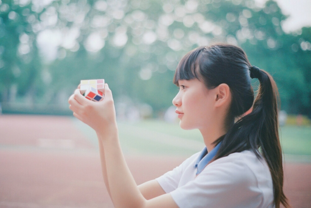 你說：茫茫人海我們每天都與無數人擦身而過.他們大多數像流水一樣滑過.甚至留不下痕跡.我們都被訓練得刁鑽而挑剔.習慣了在瞬間排除異類.只有極少數人.可能因為.微笑的弧度.眼神的輕重.話語的質地.凝視的濃淡.傾聽的姿態.指甲的長短.衣服的品味.點煙的手勢.沉默的側面.掌心的紋路……各此種種.像是黑暗中熟悉的氣味.指引我們辨認出同類。