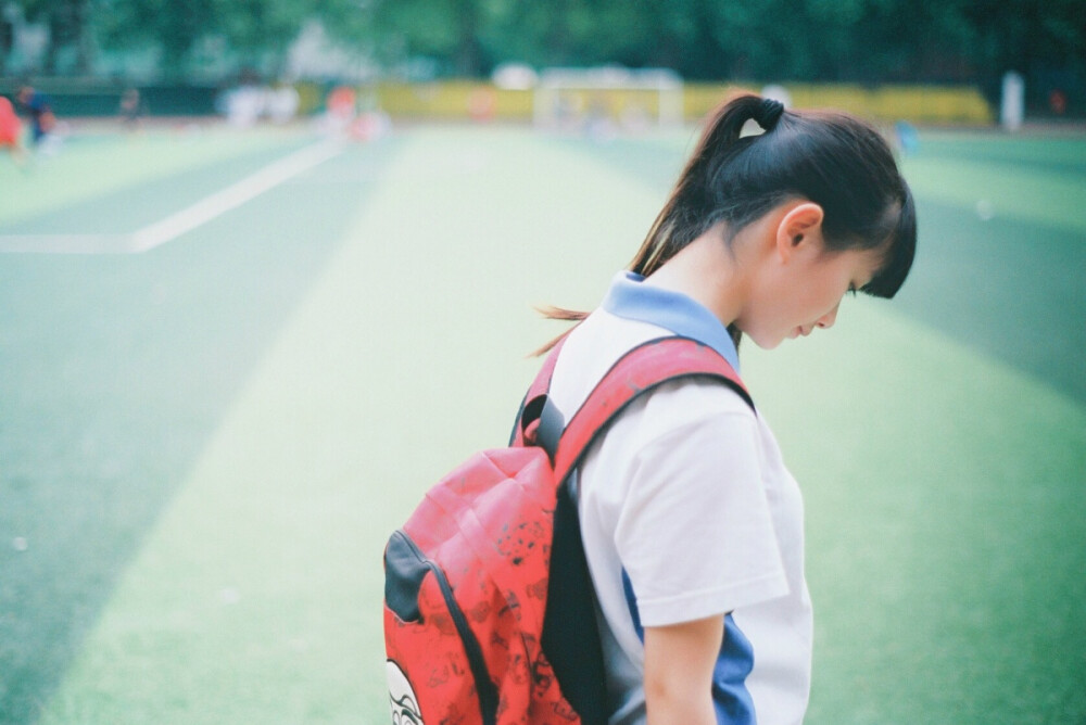 每次總是開一張空頭支票.無法履行承諾.每一次告訴自己要振作.卻在很多時候無能為力.最後只好妥協.在旁人眼裏看似很堅強勇敢.其實.內心是多麼的脆弱.呵.我們都不是神的孩子.文字裏的不羈與實現夢想後的感慨.看似平淡.卻不知道其中蘊藏著多麼深層的艱辛與執著。