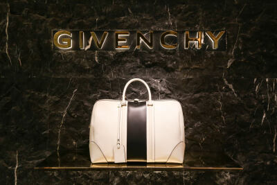 明星潮著必捧Givenchy?原因Givenchy設計將型格同高貴合二為一!