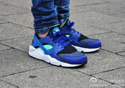 街上潮人10个有3个穿AJ、三个穿new balance、三个穿阿迪，想找个人穿穿air huarache都木有？air huarache撞鞋率低、没假货、配色好看你造吗？