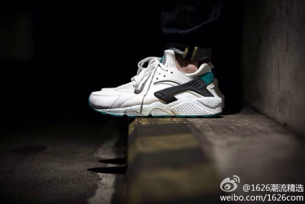 街上潮人10个有3个穿AJ、三个穿new balance、三个穿阿迪，想找个人穿穿air huarache都木有？air huarache撞鞋率低、没假货、配色好看你造吗？