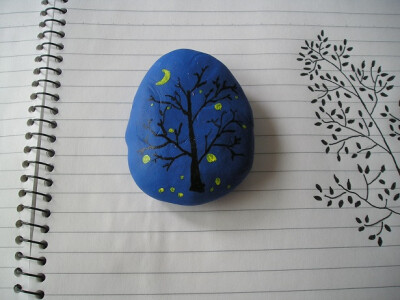 月亮树，手绘石头画。 http://purewinter.taobao.com