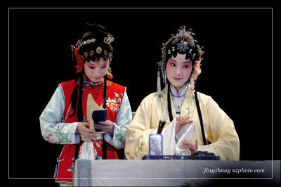 注意领口的刺绣，跟上面一套确实不同。