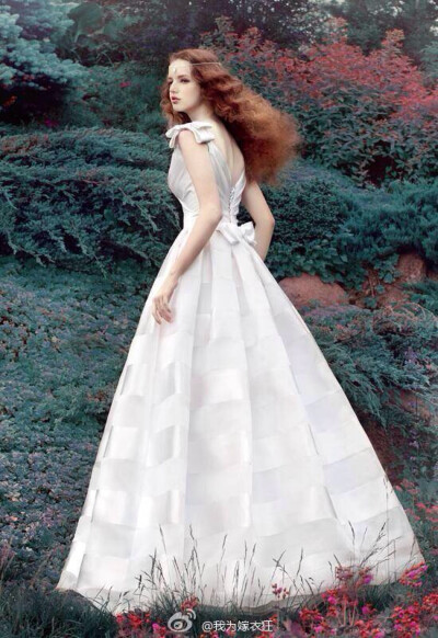 Alena Goretskaya 春夏婚纱，水彩般的柔和颜色，呈现了一个美轮美奂的梦幻场景。