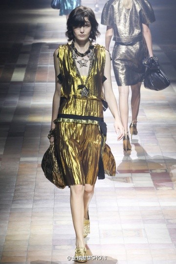 Lanvin2014春夏时装的轮廓设计依然很多样化并且充满特色，意图描绘一组各自独立的人格，年代跨度也很大，从二十年代一直到八十年代，不过这些都被用现代的方式实现。