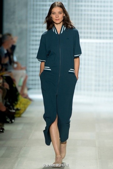 LACOSTE2014春夏时装整个系列都巧妙地以网球运动为创作蓝本。例如一件腰部宽松的麂皮直筒连衣裙，侧边捏褶，令人想到经典的网球连衣裙。带有提花效果的传统polo衫采用了轻盈的棉布，变得空气感十足。