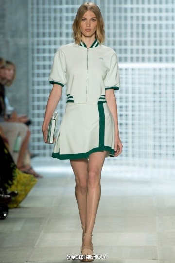 LACOSTE2014春夏时装整个系列都巧妙地以网球运动为创作蓝本。例如一件腰部宽松的麂皮直筒连衣裙，侧边捏褶，令人想到经典的网球连衣裙。带有提花效果的传统polo衫采用了轻盈的棉布，变得空气感十足。