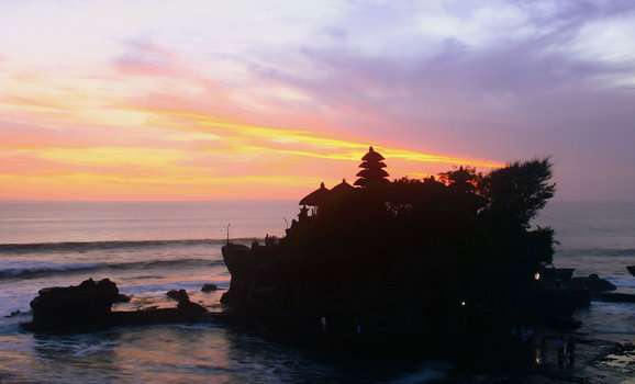 海神庙 海神庙（TANAH LOT）在一个巨大的岩石之上，它是巴厘岛著名的寺庙之一，巴厘岛人祭奠海神的地方。在海边的一个庙。在那里不但可以看到神庙，还可以看到海浪拍打着岸边，夕阳西下的美景，神庙右侧有一突起岩石是拍摄日落和海神庙的绝佳地点。日落时分的海神庙是观赏的最佳时间，晕黄的日落照射下，海浪凶猛地拍打着海岸，激起千层浪，景色壮观不已。 交通：位于巴厘岛西南部，距库塔约40分钟车程