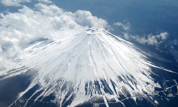  富士山芝樱祭?（停留40分钟） 是首都圈规模最大的芝樱祭，约由80万颗芝樱构成，在富士山下广阔的平原下绽放着，每个角度，每幅风景，都如诗如画。这里还举办“美食嘉年华”，大家可以品尝到富士山周边的美食，购买到富士山限定的特产