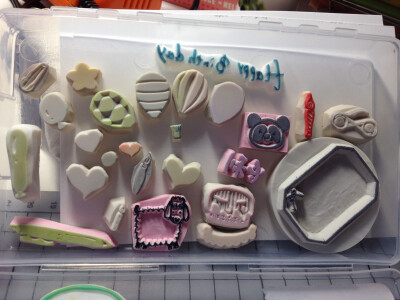 一堆小萌章～好多看着觉得很脏嗯对你没有看错！我懒得洗干净它！