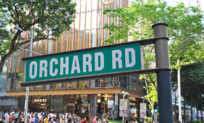 乌节路英文名为Orchard Road，意为“果园路”。殖民地时代，这里确实是成片的果园。不过，这些果园既不是苹果园也不是香蕉园，而是豆蔻园。 赫赫有名的乌节路，犹如新加坡的银座，属于新加坡的中央购物区，商场多、…