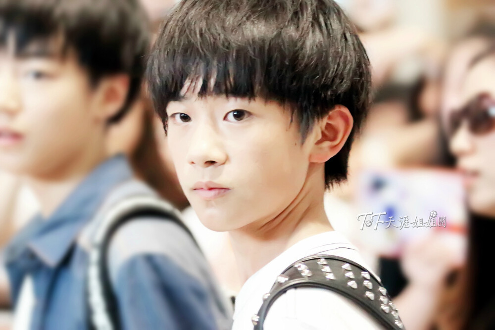 #易烊千玺# #TFBOYS易烊千玺# #TFBOYS# #万千宠爱只想给你# #你嘴角的梨涡是我们最暖的太阳#