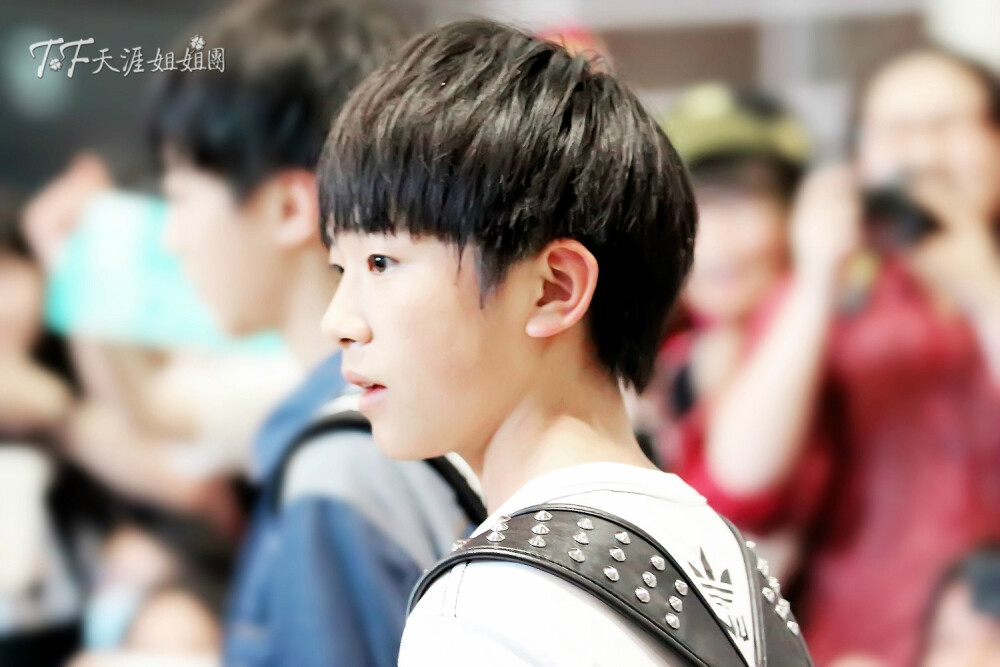 #易烊千玺# #TFBOYS易烊千玺# #TFBOYS# #万千宠爱只想给你# #你嘴角的梨涡是我们最暖的太阳#