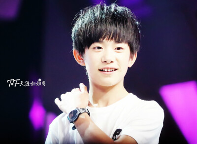 #易烊千玺# #TFBOYS易烊千玺# #TFBOYS# #万千宠爱只想给你# #你嘴角的梨涡是我们最暖的太阳#